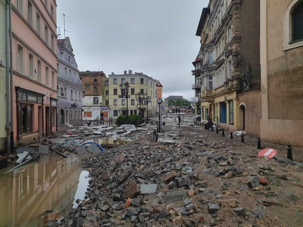 Co się wznosi, opaść musi: Powódź i zbrodnia ignorancji